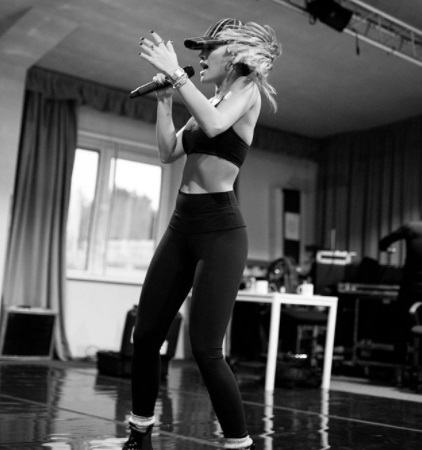 Rita Ora na sportowo ćwiczy przed koncertem