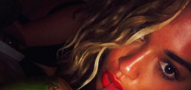 Rita Ora uwodzi w czerwonym bikini