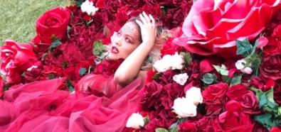 Rita Oraz otoczona kwiatami róż