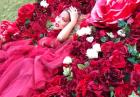 Rita Oraz otoczona kwiatami róż