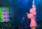 Rita Ora w krótkiej różowej sukience na scenie
