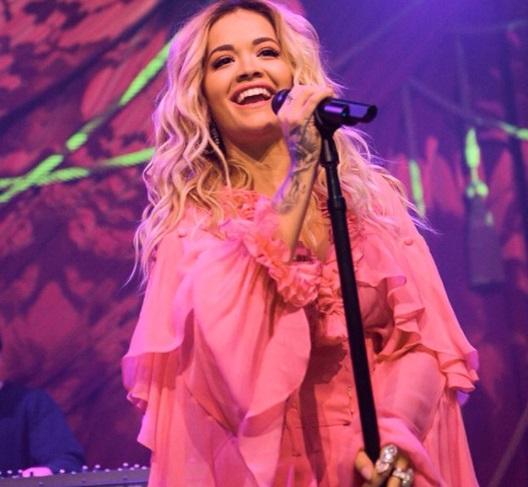 Rita Ora w krótkiej różowej sukience na scenie