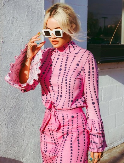 Rita Ora w różowej sukni