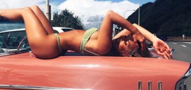 Rosanna Arkle kusząco w bikini z autem w tle