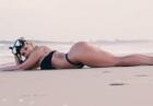 Rosanna Arkle nurkiem w bikini na plaży