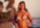 Samantha Hoopes w bikini o zachodzie słońca