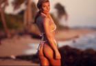Samantha Hoopes w bikini o zachodzie słońca