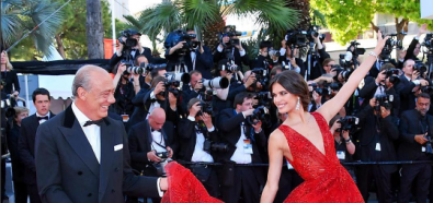 Sara Sampaio w długiej czerwonej sukni w Cannes