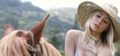 Sara Underwood uwodzi biustem na koniu
