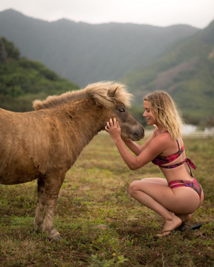 Sara Underwood nago na Hawajach