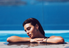 Silvia Caruso polewa piersi i ciało wodą