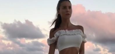 Silvia Caruso o zachodzie słońca w bikini