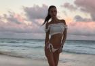 Silvia Caruso o zachodzie słońca w bikini