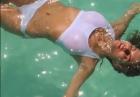Viki Odintcova relaksuje się w basenie