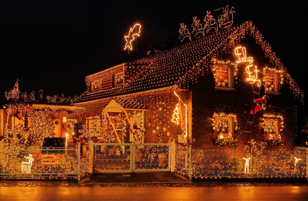 Szalone świąteczne dekoracje domów