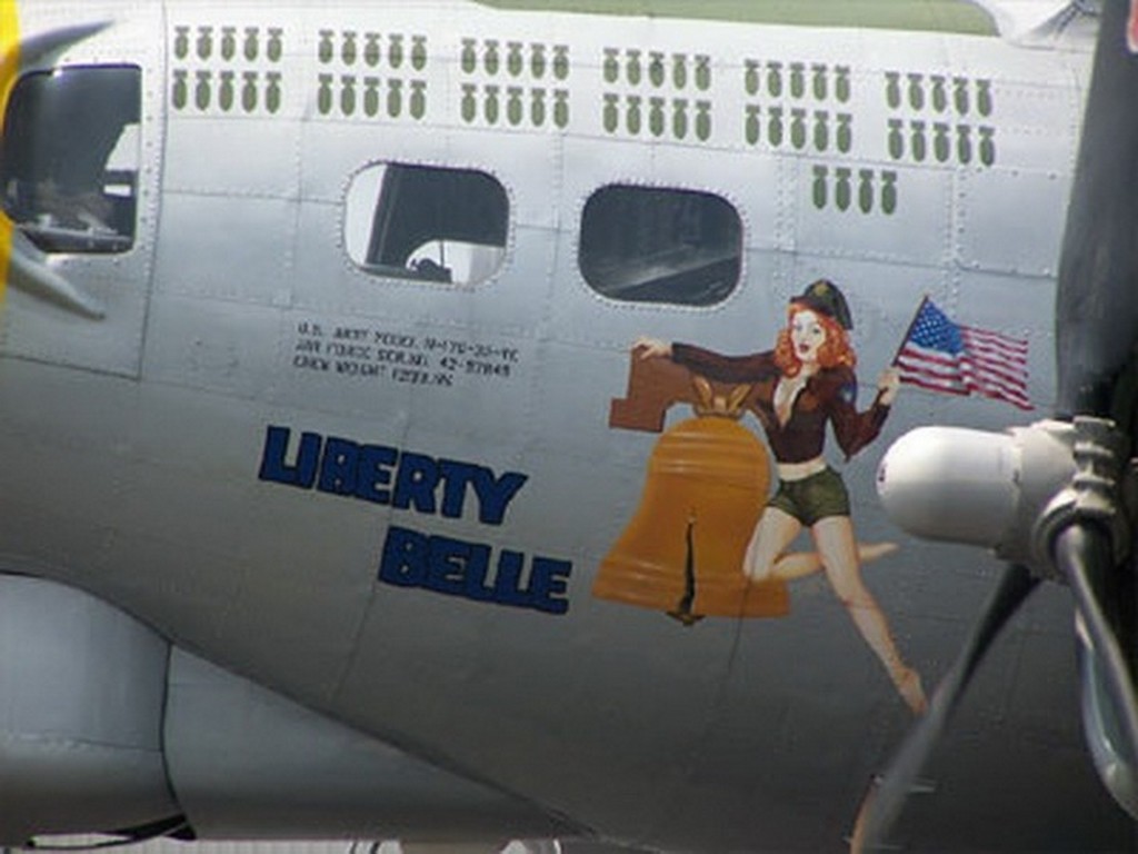 Wizerunki kobiet namalowane na kadłubach samolotów