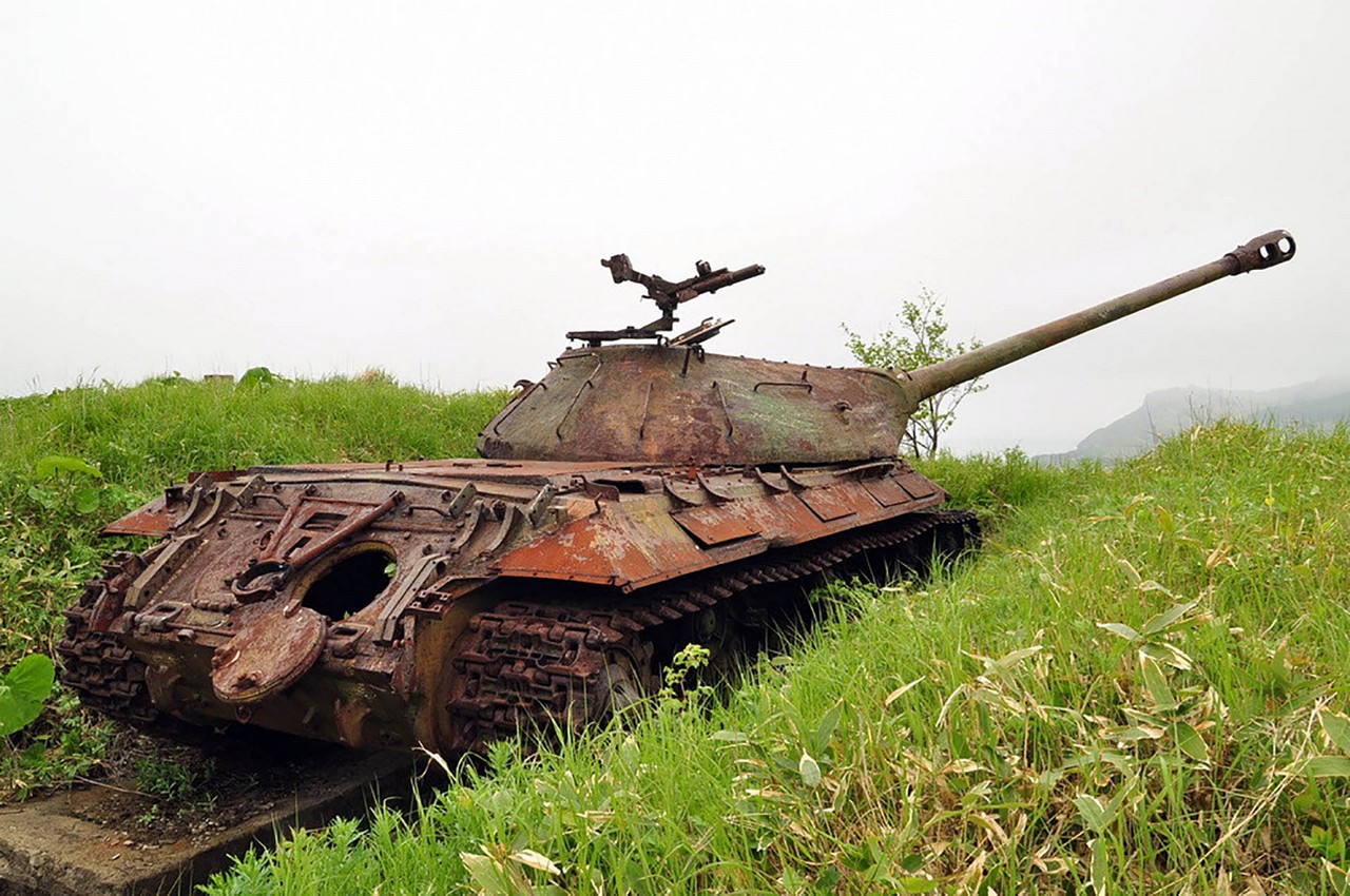 Opuszczone czołgi na wyspie Szykotan