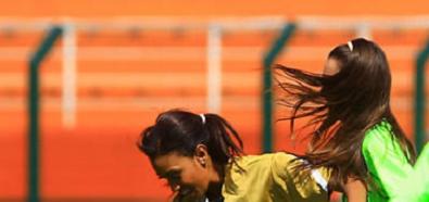 Miss Universe 2011 - piękne dziewczyny grają w piłkę nożną