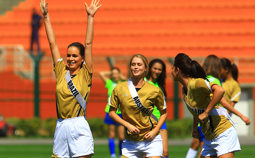 Miss Universe 2011 - piękne dziewczyny grają w piłkę nożną