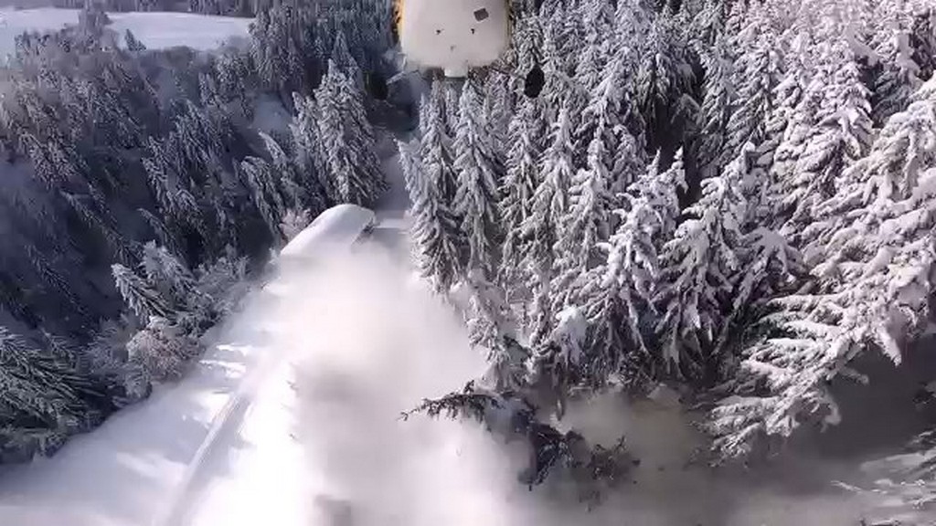 Odśnieżanie drzew w Alpach