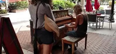 Bezdomny gra na pianinie