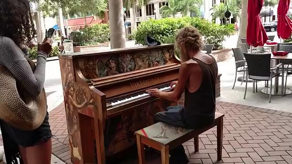 Bezdomny gra na pianinie