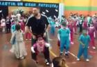 Nauczyciel tańczy z niepełnosprawną dziewczynką