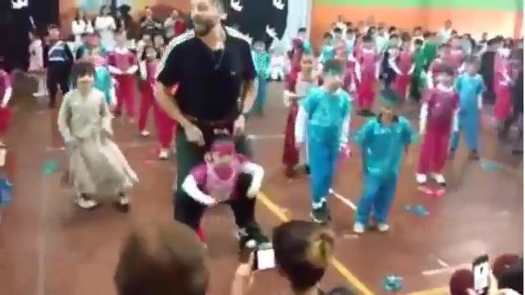 Nauczyciel tańczy z niepełnosprawną dziewczynką