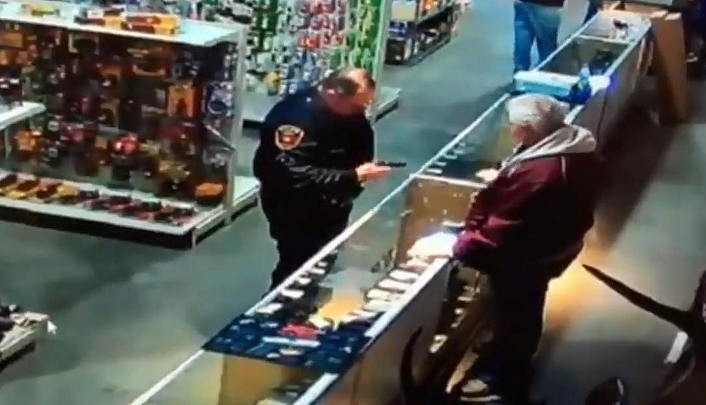 Policjant w sklepie