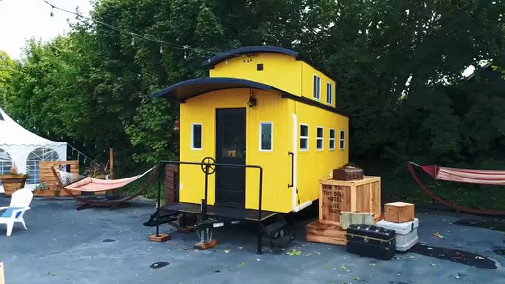 Żółty domek z wagonu