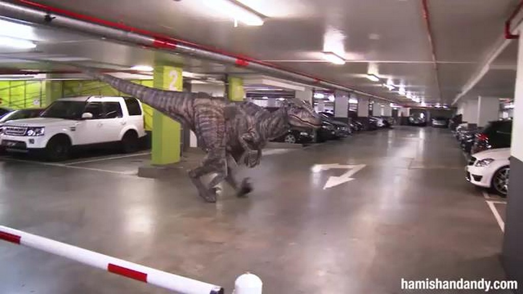 Atak dinozaura na parkingu