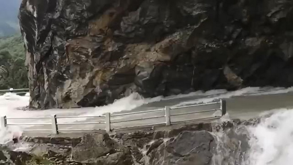 Wodospad na drodze w Nepalu