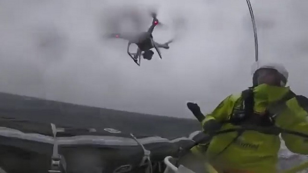 Lot dronem w sztormie