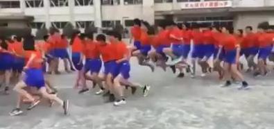 Azjatyckie dzieci i skakanka