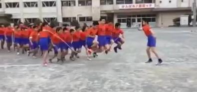 Azjatyckie dzieci i skakanka