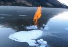 Płonący metan na jeziorze