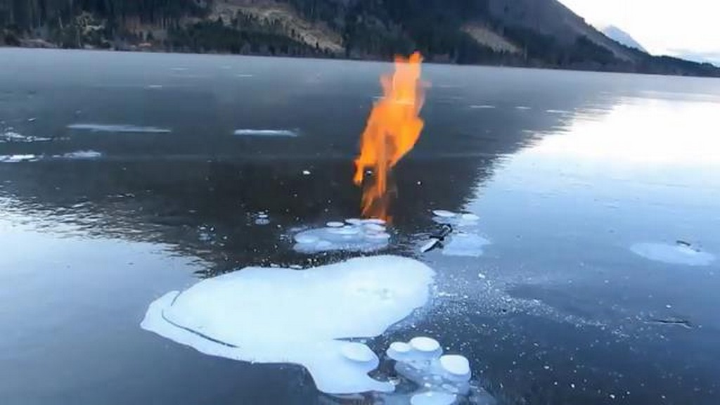Płonący metan na jeziorze
