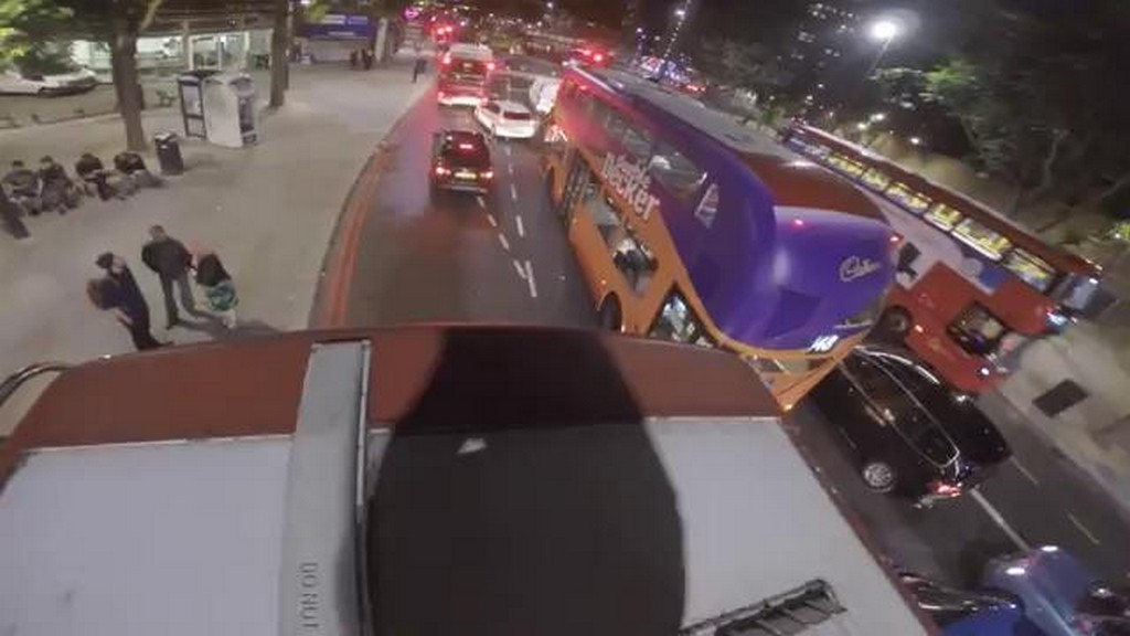 Przejażdżka na dachu autobusu