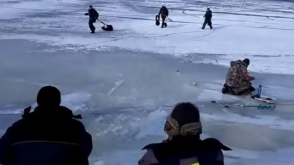 Fala załamuje lód