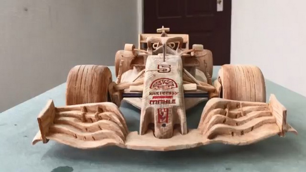 Bolid F1 z drewna