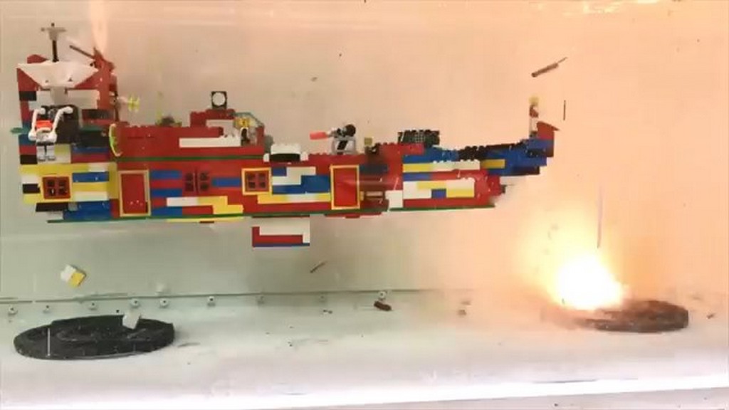 Okręt LEGO vs petardy