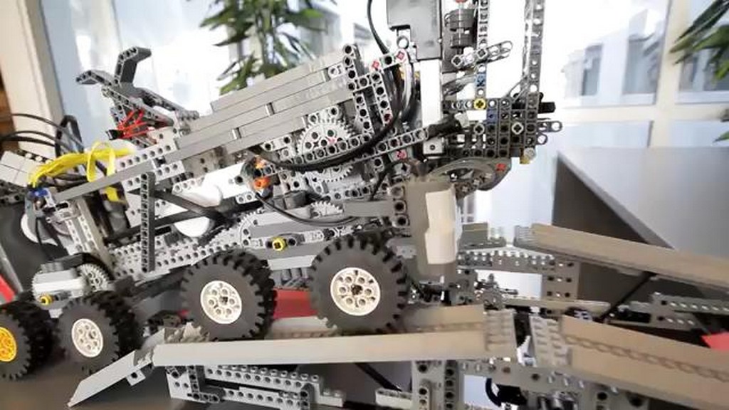 Platforma rozkładająca most z LEGO