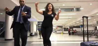 Dziewczyna tańczy na lotnisku