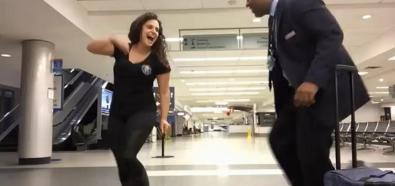 Dziewczyna tańczy na lotnisku