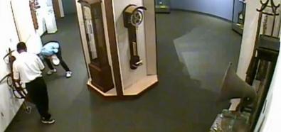 Idiota rozbija zegar w muzeum