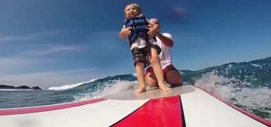 Tata i dziecko surfują