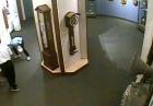 Idiota rozbija zegar w muzeum