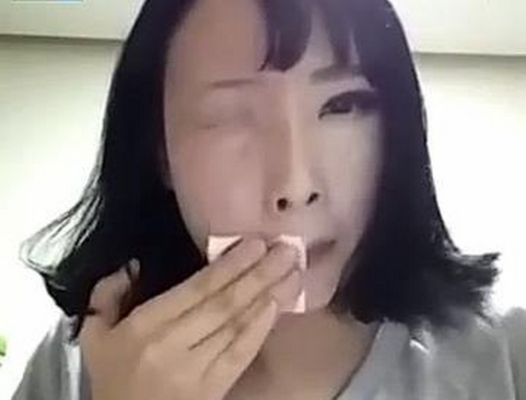Azjatka usuwa makijaż