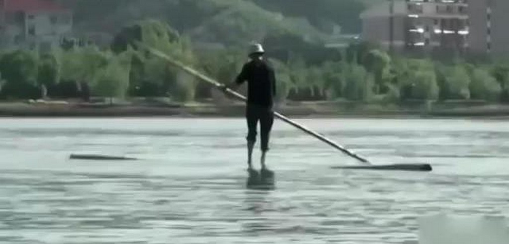 Chińczyk pływa na kiju
