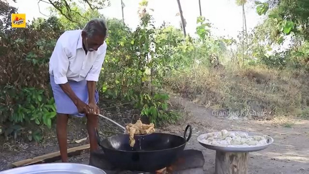 Dziadek z Indii gotuje